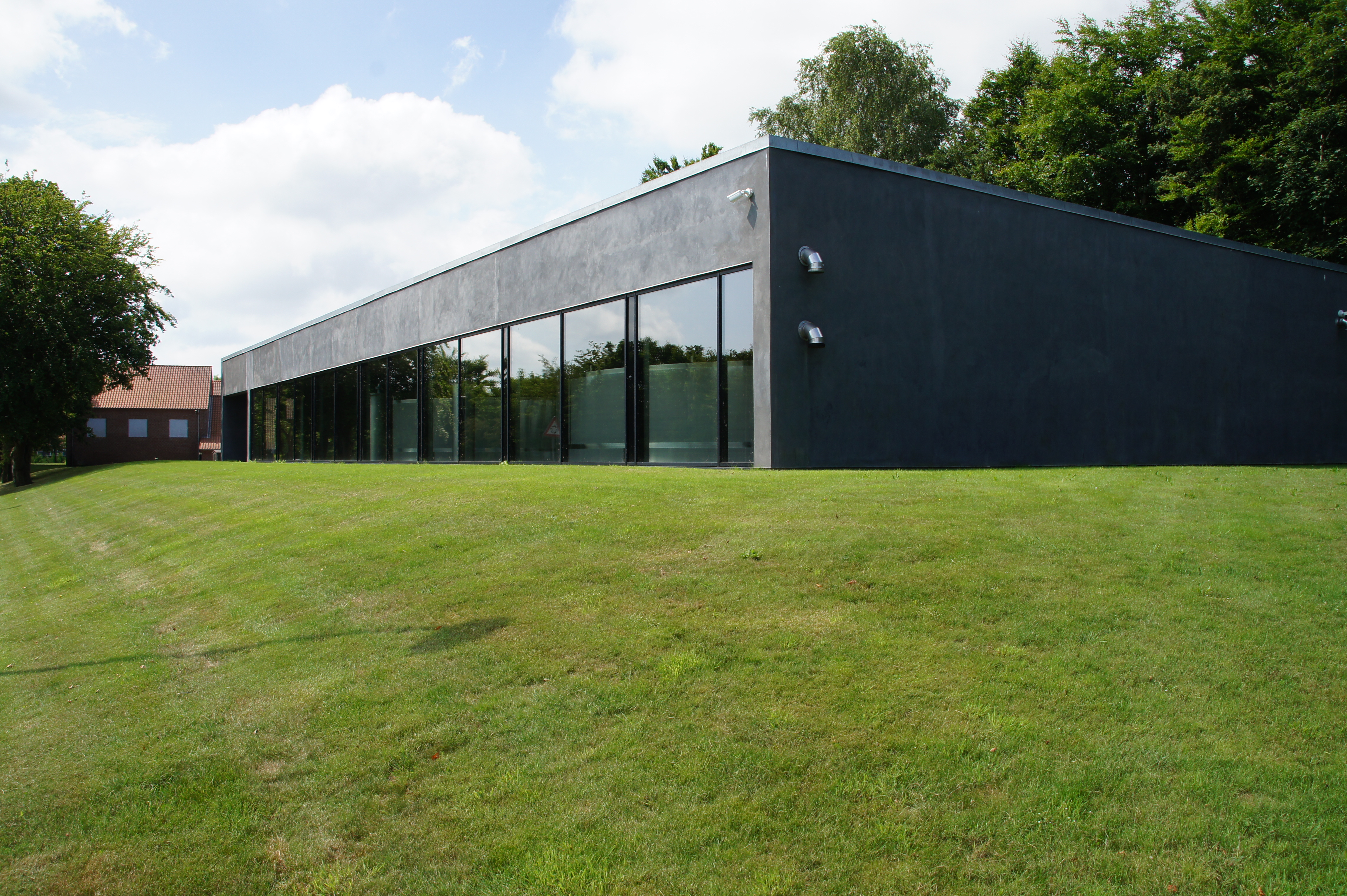 Skindermarken Vandværk - Rød bygning i 3 etager med rødt tag.